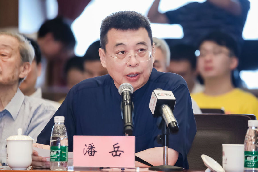 潘越.JPG