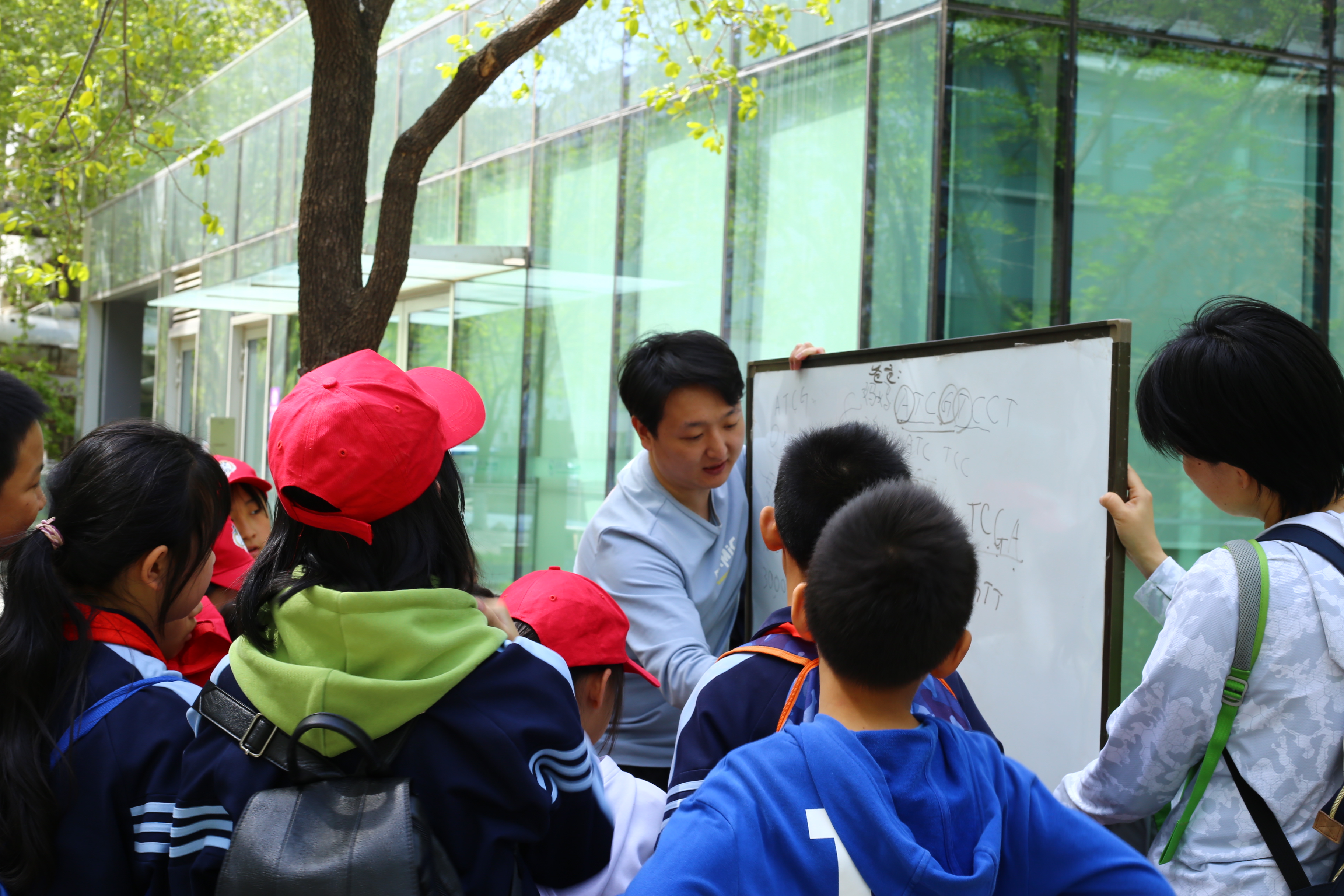 20230416-暖芽计划-赵南岚-志愿者刘巍为小学生们讲解“DNA寻亲之旅”实验.JPG 20230416-暖芽计划-赵南岚-志愿者刘巍为小学生们讲解“DNA寻亲之旅”实验.JPG