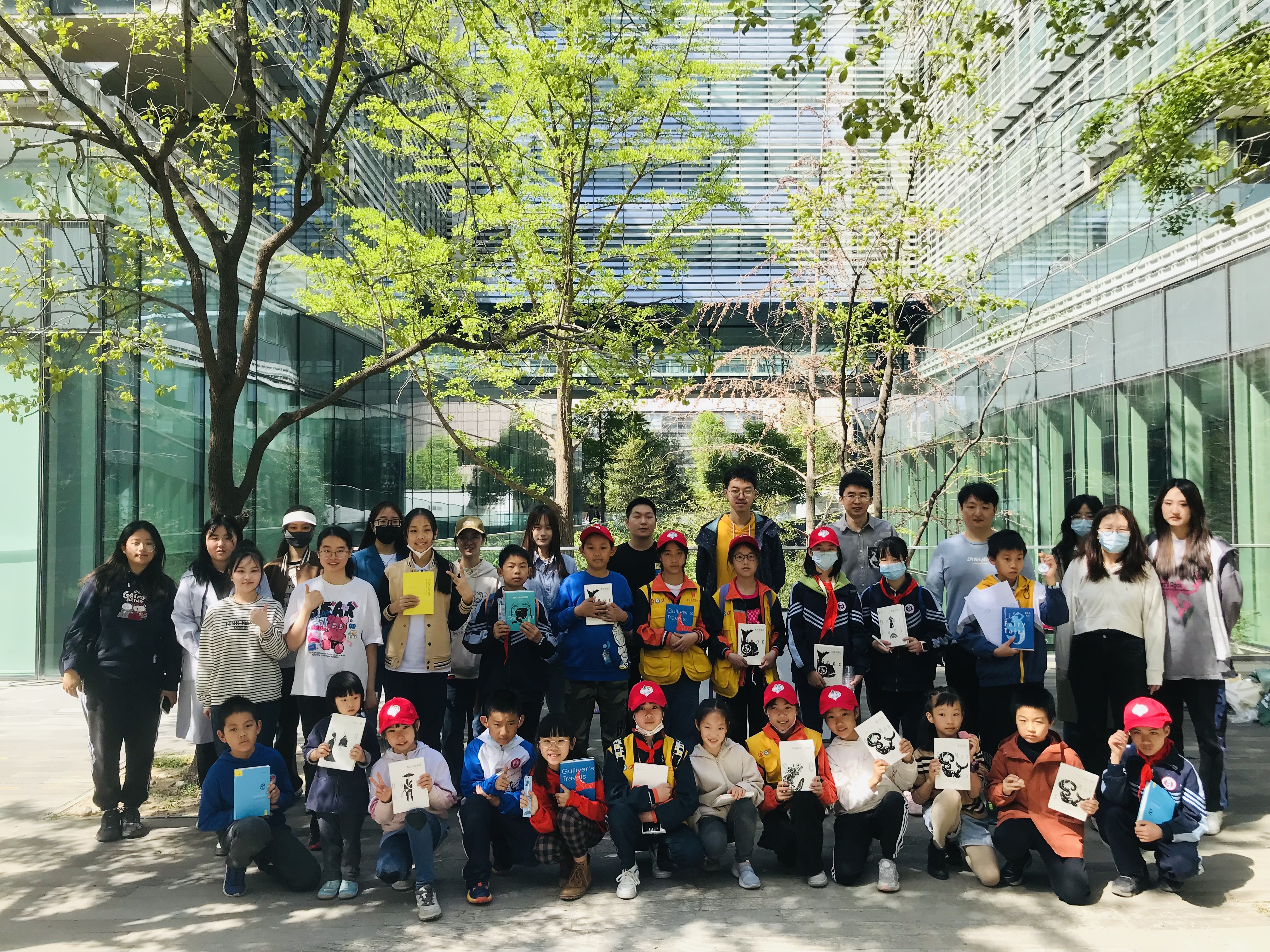 20230416-暖芽计划-张美华-志愿者和小朋友合照.jpg 20230416-暖芽计划-张美华-志愿者和小朋友合照.jpg