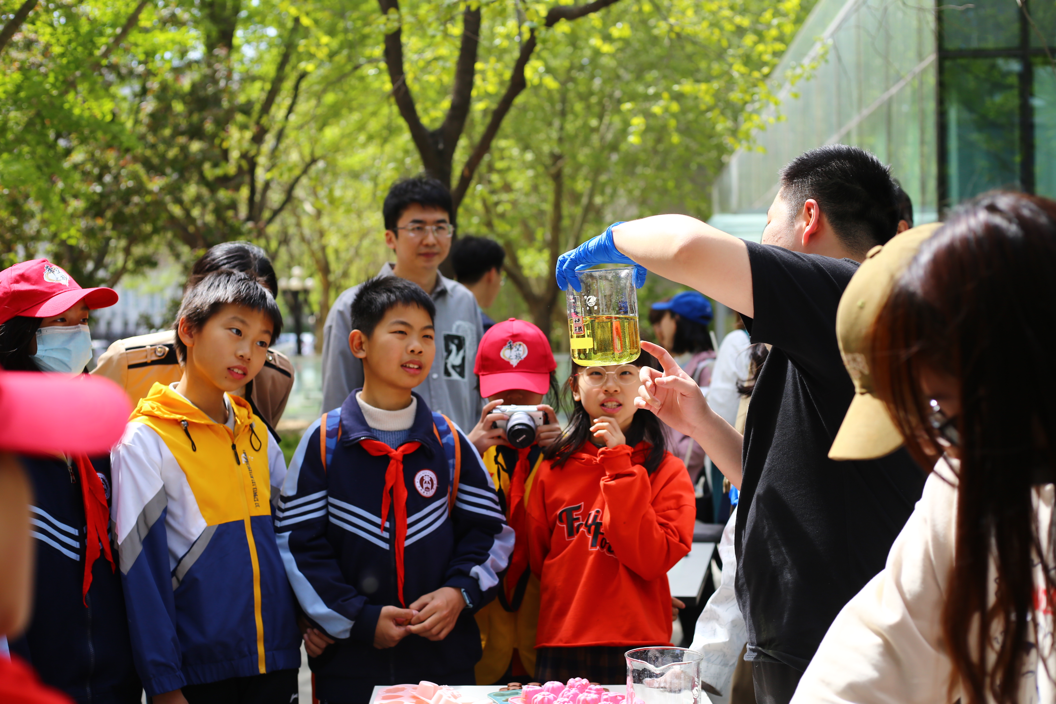 20230416-暖芽计划-赵南岚-小学生们仔细聆听志愿者讲解“废油变肥皂”的原理.JPG 20230416-暖芽计划-赵南岚-小学生们仔细聆听志愿者讲解“废油变肥皂”的原理.JPG