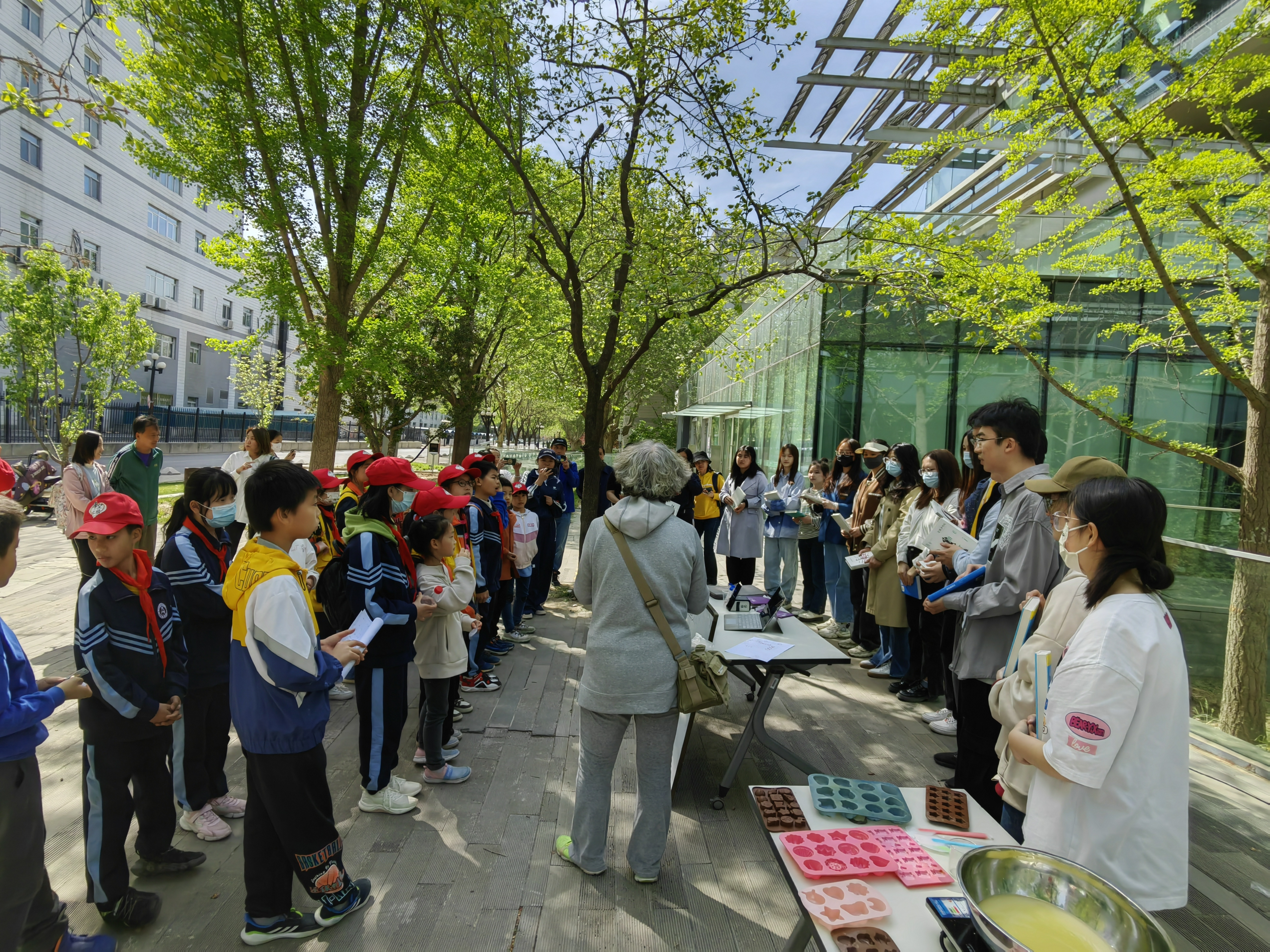 20230416-暖芽计划-张美华-志愿者给小朋友赠书.jpg 20230416-暖芽计划-张美华-志愿者给小朋友赠书.jpg