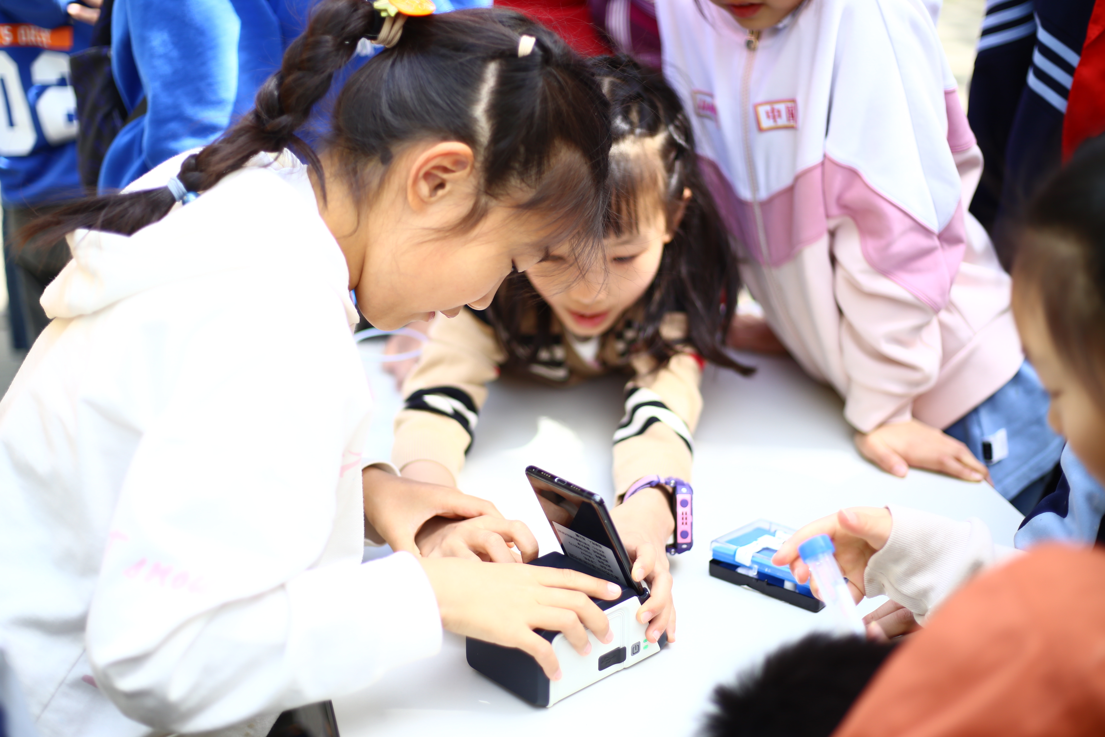 20230416-暖芽计划-赵南岚-孩子们动手操作仪器.JPG 20230416-暖芽计划-赵南岚-孩子们动手操作仪器.JPG